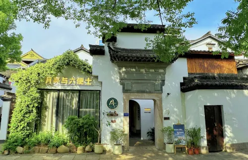 Moon and Sixpence Hotel