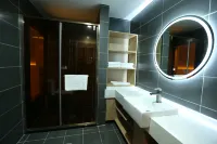Chifeng Qingcheng Hotel (Weiduoli Wanyuecheng Chifeng South Railway Station)