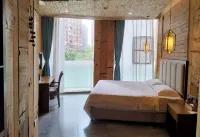 BUND HOTEL - balcony