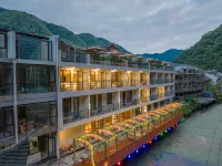 Weijianshan Homestay (Shennongjia Muyuzhen Xiangxi Street Branch)
