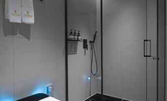 Yibai Light Luxury Hotel (Futian Port)