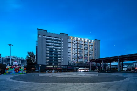 Hill Yaman Hotel Fenggang Отели рядом с достопримечательностью «JinGangCheng ShangYe BuXingJie»