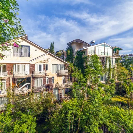 Dream Flower Dalat Hotel Отели рядом с достопримечательностью «Крейзи Хаус»