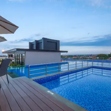Royal Regantris Kuta Các khách sạn gần Trung tâm mua sắm Kuta Square