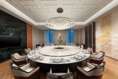 voco Jincheng Danhe Отели рядом с достопримечательностью «Jincheng Ancient Academy»