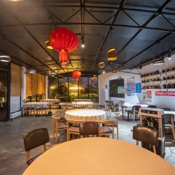 Stay · 1980 Sea View Holiday Resort Hotel (Drip Water Danping Shiluokou Beach Store) Отели рядом с достопримечательностью «Moon Square»