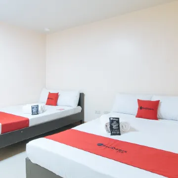 RedDoorz @ Isabelita Hotel Tuguegarao City Отели в г. Кагаян