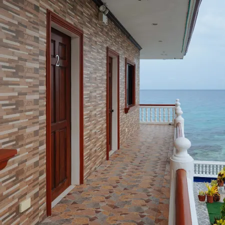 RedDoorz Plus @ Billys Resort Oslob