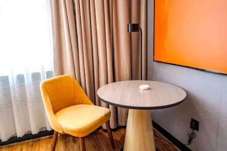 Elong Deluxe International Hotel (Guangzhou North Station Sunac Culture & Tourism City) Отели рядом с достопримечательностью «Guangzhou Institute of Railway Technology (Baixing Road)»