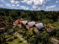 Temeling Jungle Inn Hotel dekat Saren Kubu Kios IBE