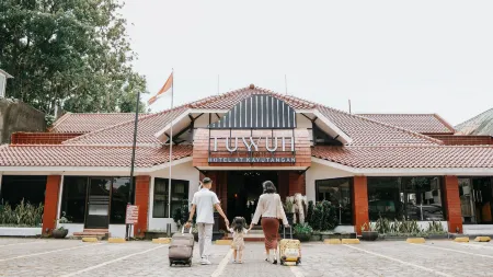 TUWUH HOTEL AT KAYUTANGAN Отели в г. Klojen