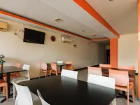 RedDoorz Plus @ Jalan Pemuda Jakarta Hotels near Arion Mall