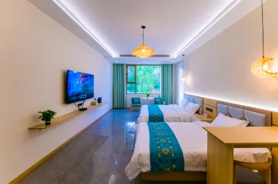 Yueman West Building Homestay Отели рядом с достопримечательностью «Цифровой Выставочный Центр Дунхай-Му-Гоу-Чжэн»