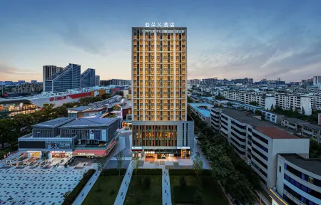 Chengdu Qingbaijiang Wanda Culture and Sports Center Atour X Hotel Отели рядом с достопримечательностью «Sichuan Construction Department Televison University Branch (Junior College)»