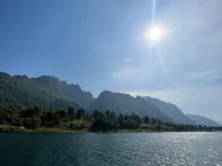 The Floating Lake House Hotels near Jogkradin Waterfall