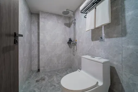 Fengxiang Hotel (Chongqing University Town Light Rail Station) Отели рядом с достопримечательностью «Chongqing Vocational College of Electronic Engineering University City Campus - Mechanical and Electrical Engineering Center»