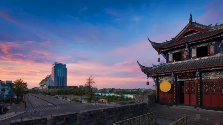 Center International Hotel Отели рядом со станцией Liduigongyuan Railway Station