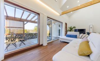 Hamdeok Beach and Gimnyeong Beach sea view accommodation 5 minutes walk from London Beagle Monttan