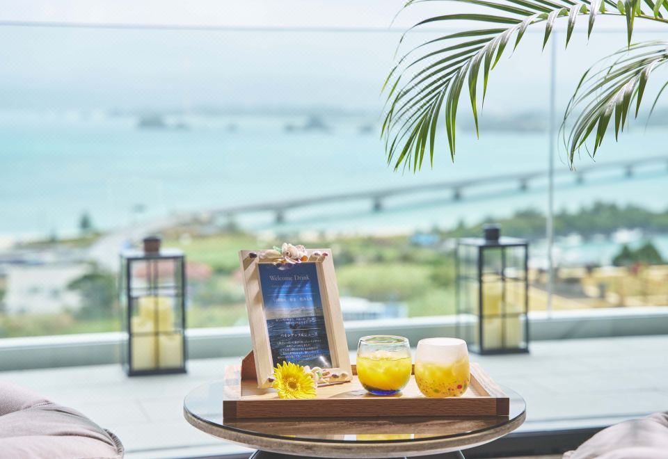 바톤 스위트 오키나와 코우리 아일랜드의 야외 수영장 전경