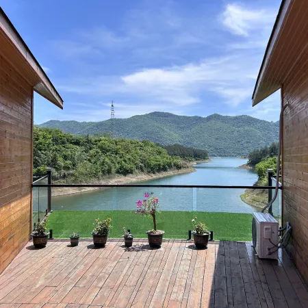 Xiandao Lake · Serene Shoreh