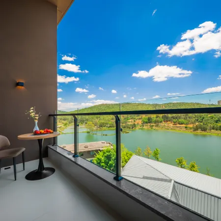 Xinhu Bay Resort Hotel (Chuxiong Xinghai Lake High-speed Rail Station Branch) Отели в г. Чусион