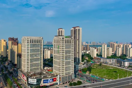 Holiday Inn Express Nanchang  Tengwang Pavilion Отели рядом с достопримечательностью «Qiushui Square»