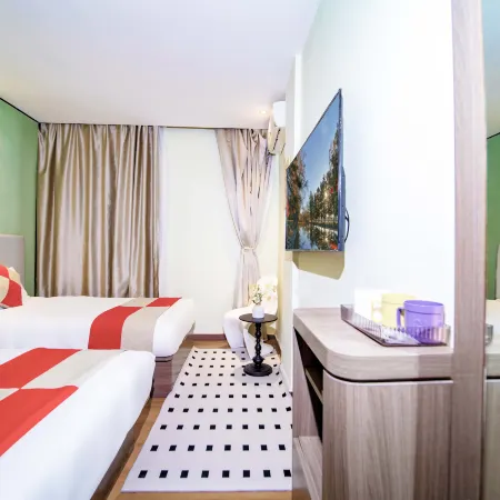 Sanya Huanjin Hotel (Shangpin Street Lovers' Bridge) Отели рядом с достопримечательностью «Первый Рынок»