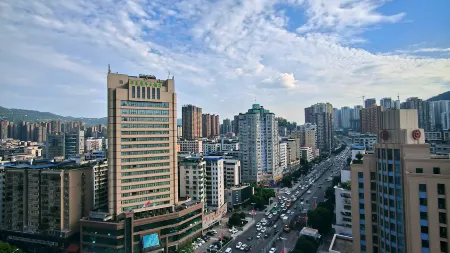 Huaxia Conifer Hotel Отели рядом с достопримечательностью «Sichuan University of Arts and Sciences (Nanba Campus)»