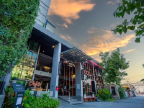 ISTY Design Hotel Các khách sạn gần Đền Wat Lokmolee