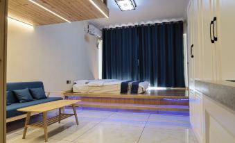 Dingding Themed Homestay (Daqing Ranghulu Wanda Plaza)