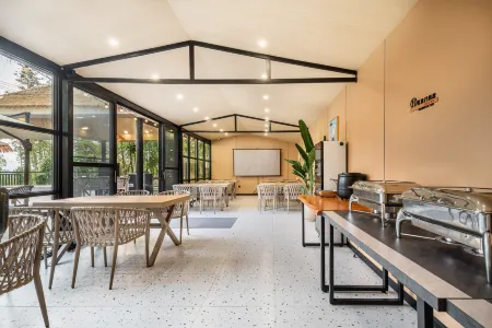 Pengzhou Yingyun Banshan Bieyuan