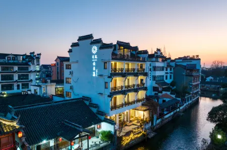 Xitang Yunlaiji Riverside Art Hotel (Xitang Guzhen Store) Отели рядом с достопримечательностью «Yongning Bridge»