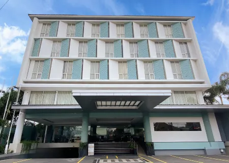 Luxury Malioboro Yogyakarta Hotel Отели в г. Gedong Tengen