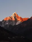 Siguniang Mountain Yangwangxingkong Snow Mountain Hotel[The best spot to view snow-capped mountains] - Balkoner