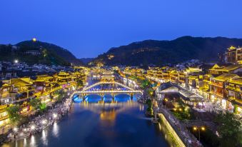 Floral Hotel Fenghuang Ancient City Wind and Snow Night Old Friends Come Inn (Tuojiang Branch)