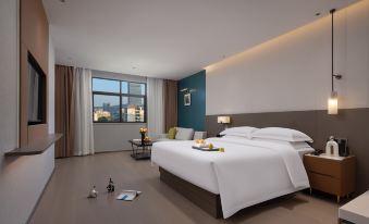 Huizhou Four Seasons Maple Hotel(Huizhou High Speed Rail Station Xinghe Coco Store)