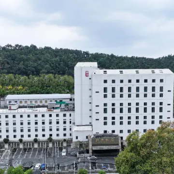 Marshal Palace Hotel Отели рядом с достопримечательностью «Храм Баотун»