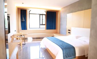 Danfeng Dongfeng Winery Hotel