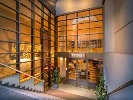 Ibis Melbourne Hotel and Apartments Отели рядом с достопримечательностью «Юнион-лэйн»