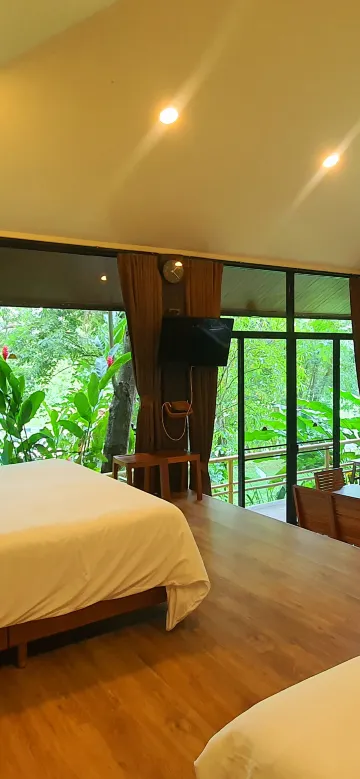 บ้านนกเงือก ห้องครอบครัว ริมแม่น้ำ