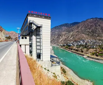 Deqin Haowan No.8 River View Grand Hotel Hotel in zona Jinsha River Slate Physiognomy