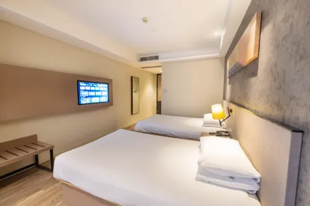 Rujia Ease Hotel(Nanjing Wutang Plaza Metro Station) Отели рядом с достопримечательностью «Wumadu Cruise Terminal»