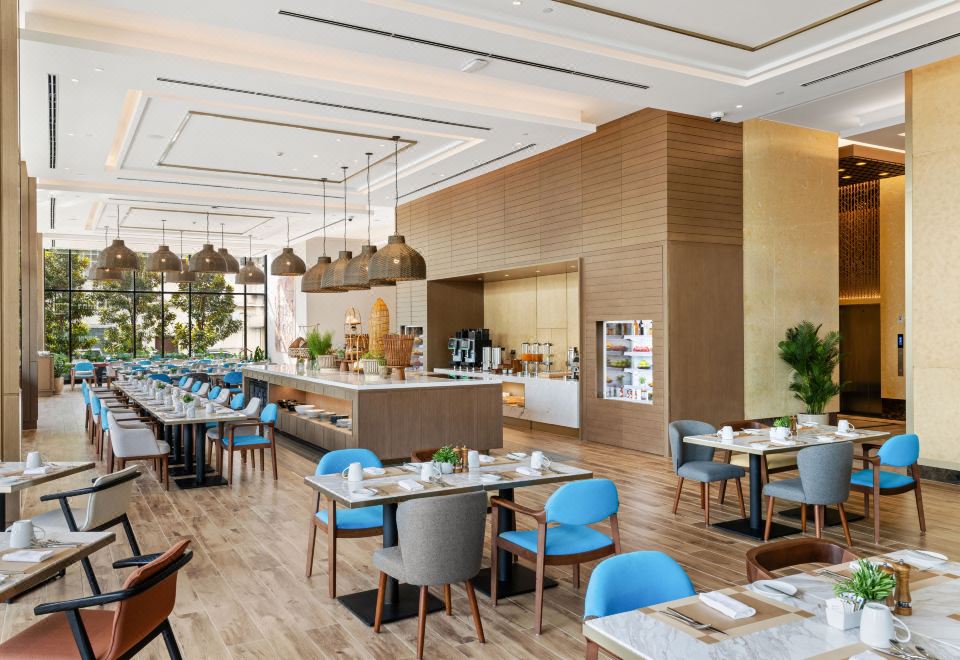 [더블트리 바이 힐튼 비엔티안의 루프탑 수영장]