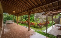 Senetan Villas and Spa Resort Hotels near Bamboo Nest