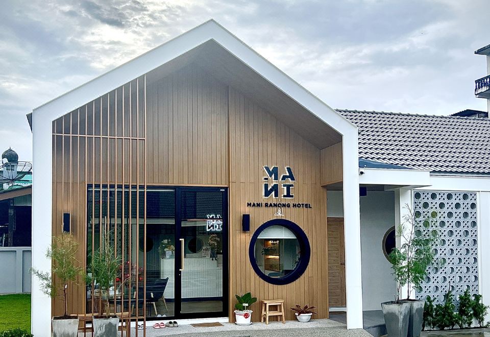 Mani Ranong Hotel 전경