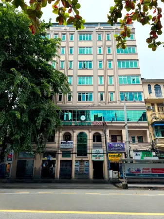 Grand Laurel Hotel Отели в г. Botataung