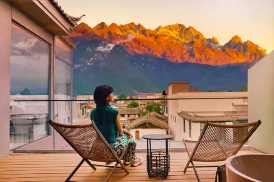 麗江玉雪逸境雪山觀景度假酒店丨日照金山全景度假（白沙古鎮店） 鄰近玉龍縣西文公交候車站的酒店