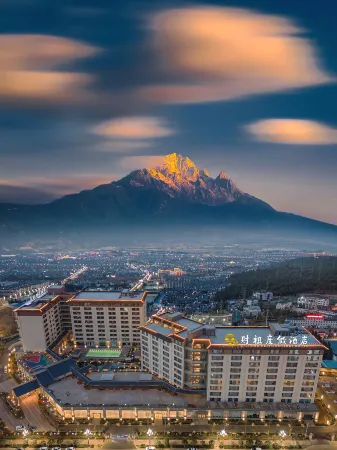 Caizu Holiday Hotel Lijiang Yulong (Railway Station) Отели рядом с достопримечательностью «Wenfeng Temple»