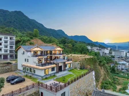 Jinhong Homestay · Wangjia Courtyard (Three Gorges Dam Tourist Area) Отели рядом с достопримечательностью «Interception Memorial Garden»