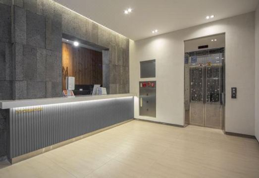 목포 호텔 리움의 넓고 깨끗한 로비